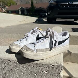 Size 8.5 women’s. In great shape!